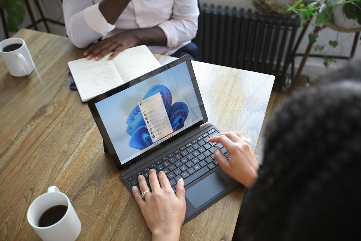 Fugleperspektiv av to personer som jobber med laptop pa kontor